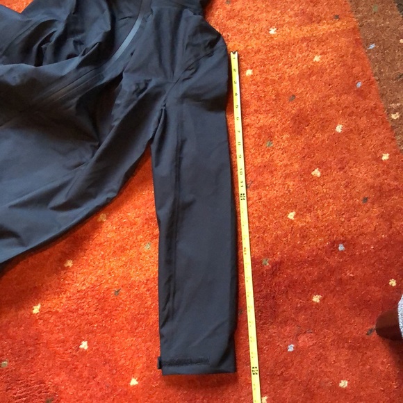 Waterproof jacket with taped seems, hood, vents in back, NWOT size M - Picture 7 of 9